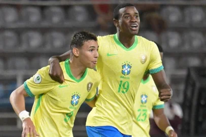 Brazil's forward #09 Deivid De Souza celebrates with teammate Brazil's forward #19 Ricardo Mathias after scoring a goal during the 2025 South American U-20 football championship final round match between Brazil and Chile at the José Antonio Anzoátegui stadium in Puerto La Cruz, Anzoategui state, Venezuela on February 16, 2025. (Photo by JUAN BARRETO / AFP)<!-- NICAID(15977615) -->