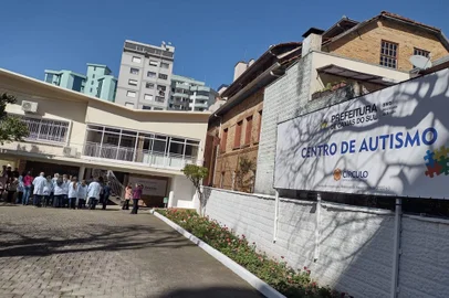 O Centro de Atendimento Integrado em Saúde para Crianças Autistas irá atender até 80 crianças duas vezes por semana. Inaugurado na Rua Pinheiro Machado, no antigo Plantão da Criança, a casa foi toda reformada para atender o novo serviço que inicia em setembro e irá receber também as famílias. <!-- NICAID(15183966) -->