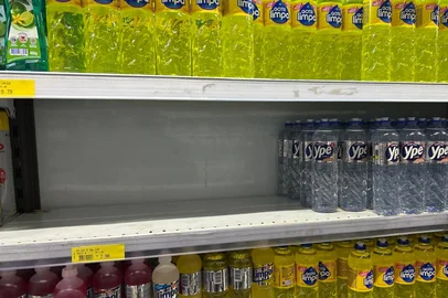 João Pedro Cecchini / Agencia RBS Ypê: supermercados trocam produtos com risco de contaminação<!-- NICAID(16283635) -->