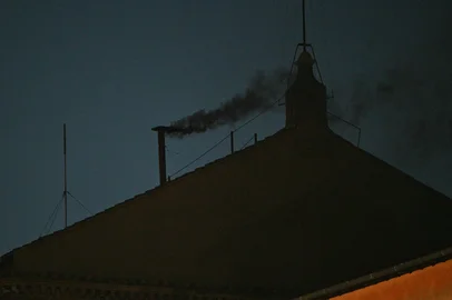 This photograph shows black smoke rising from the chimney of the Sistine Chapel signalling that cardinals failed to elect a new pope in the first ballot of their conclave in the Vatican on May 7, 2025. (Photo by Andreas SOLARO / AFP)Editoria: RELLocal: Vatican CityIndexador: ANDREAS SOLAROSecao: popeFonte: AFPFotógrafo: STF<!-- NICAID(16032243) -->