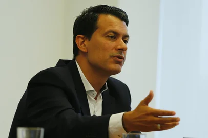 PORTO ALEGRE, RS, BRASIL, 26-01-2016: Café da manhã para a imprensa com o presidente do Grêmio, Romildo Bolzan Jr, para falar sobre o planejamento do clube em 2016. Na foto, Rui Costa. (FOTO FÉLIX ZUCCO/AGÊNCIA RBS, Editoria de Esportes).<!-- NICAID(11970263) -->