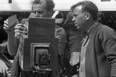 1ª Mostra Lambe-Lambe, promovida pela Prefeitura Municipal de Porto Alegre e Associação Riograndense de Imprensa (ARI) na Praça XV de Novembro, Centro Histórico.Conforme regulamento da Mostra, o fotógrafo lambe-lambe só poderia utilizar seu equipamento para bater as fotos e elas só poderiam ser tiradas nas ruas Caldas Júnior, Andradas, Marechal Floriano Peixoto e Mauá, com  tema livre.-#ENVELOPE: 116751<!-- NICAID(16365222) -->