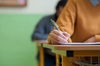 Students taking exam in classroom. Education test and literacy concept. Cropped shot, hand detail. Estudantes estudando em sala de aula - Foto: andreaobzerova/stock.adobe.comIndexador: Andrea ObzerovaFonte: 197909091<!-- NICAID(15421224) -->