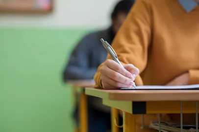 Students taking exam in classroom. Education test and literacy concept. Cropped shot, hand detail. Estudantes estudando em sala de aula - Foto: andreaobzerova/stock.adobe.comIndexador: Andrea ObzerovaFonte: 197909091<!-- NICAID(15421224) -->