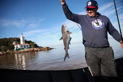 VIAMÃO, RS, BRASIL, 09-07-2026: Roteiro de turismo e lazer leva entusiastas da pesca esportiva para pescarias embarcadas em frente ao Farol de Itapuã. O local é a junção das águas do Guaíba com a Lagoa dos Patos. Foto: Jonathan Heckler/Agência RBS<!-- NICAID(16324798) -->