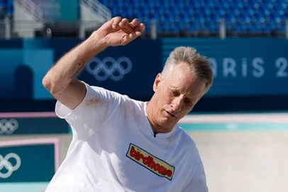 US skateboarders Tony Hawk (L) and Mark Gonzalez visit the skate park before the men's street skateboarding prelims during the Paris 2024 Olympic Games at La Concorde in Paris on July 29, 2024. (Photo by Odd ANDERSEN / AFP)<!-- NICAID(15834568) -->