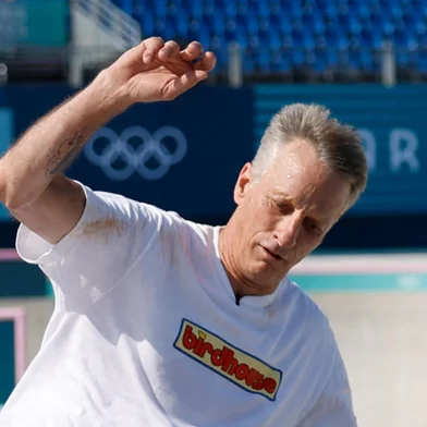 US skateboarders Tony Hawk (L) and Mark Gonzalez visit the skate park before the men's street skateboarding prelims during the Paris 2024 Olympic Games at La Concorde in Paris on July 29, 2024. (Photo by Odd ANDERSEN / AFP)<!-- NICAID(15834568) -->
