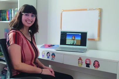 Guia da Graduação - Natália Dal Pizzol é estudante de ciência da computação. Imagem da página 7 do caderno Guia da Graduação 2021.<!-- NICAID(14903894) -->