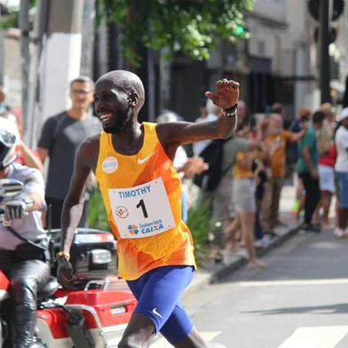 98ª Corrida Internacional São Silvestre em São PauloSP - CORRIDA/SÃO SILVESTRE/SP - ESPORTES - Atletas na disputa da 98ª Corrida   Internacional São Silvestre, na região   da Avenida Paulista, em São Paulo, na   manhã deste domingo, 31 de dezembro de   2023. Os quenianos Catherine Reline e   Timothy Kiplagat venceram as provas   feminina e masculina, respectivamente.   31/12/2023 - Foto: WILLIAN MOREIRA/ATO PRESS/ESTADÃO CONTEÚDOEditoria: ESPORTESLocal: SÃO PAULOIndexador: WILLIAN MOREIRAFonte: Ato PressFotógrafo: ATO PRESS<!-- NICAID(15638120) -->