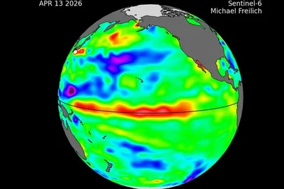 Imagens de satélite mostram variações no nível do mar em abril de 2026; áreas em vermelho indicando águas mais elevadas no Pacífico equatorial, sinal típico associado ao desenvolvimento do El Niño. — Foto: Sentinel-6 Michael Freilich/NASA/NOAA<!-- NICAID(16272764) -->