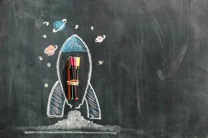 School blackboard background with some stationery and school supplies. Chalk drawing in white and colors.Fonte: 281414524<!-- NICAID(16067791) -->