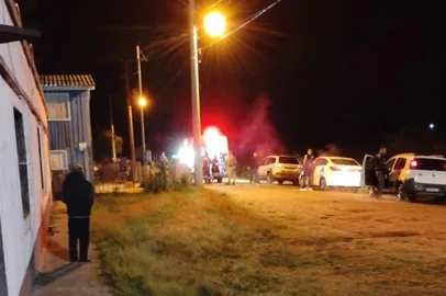 CACEQUI - Duas pessoas morreram após troca de tiros no fim da noite de domingo (27). O caso ocorreu no bairro Álvaro Leitão, por volta das 22h30min. Suspeita é de ligação com crime organizado.<!-- NICAID(16025554) -->