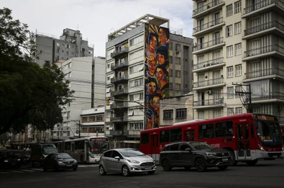 Porto Alegre, RS, Brasil, 22-06-2023: Mulheres artistas são retratadas em um mural na lateral do prédio da Casa do Estudante da Ufrgs, na avenida João Pessoa. A obra é de autoria da artista visual Brenda Klein e foi viabilizada através de um prêmio da Funarte. O mural retrata oito mulheres artistas que fizeram parte do movimento modernista no Brasil. Brenda quis mostrar quem são essas mulheres, pouco conhecidas. Coincidentemente, descobriu que a Casa do Estudante, durante muitos anos, não permitiu o ingresso de mulheres. Foto: Mateus Bruxel / Agência RBSIndexador: Andre Avila<!-- NICAID(15463362) -->