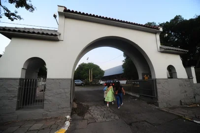 CAXIAS DO SUL, RS, BRASIL, 21/02/2022. Uma ação judicial movida pelo governo do Estado dá prazo para o CTG Rincão da Lealdade sair da atual sede até 15 de março. O local, localizado às margens da BR-116, em Caxias do Sul, abrigará parte da ampliação do Hospital Geral (HG), mantido pela Fundação Universidade Caxias do Sul (Fucs), que já está em andamento. Reunião na entidade com representantes do CTG busca a mobilização e o apoio dos caxienses. O encontro contou com a participação de cerca de 100 pessoas ligadas aos movimentos tradicionalistas. (Porthus Junior/Agência RBS)<!-- NICAID(15023072) -->