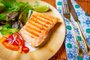 PORTO ALEGRE, RS, BRASIL - 30-08-2016 -  Receitas com carne (carne de panela, maminha com batatas, tatu com molho ferrugem e picanha recheada)- Salmão com salada. (FOTO: OMAR FREITAS/AGÊNCIA RBS)Indexador: Omar Freitas<!-- NICAID(12417202) -->