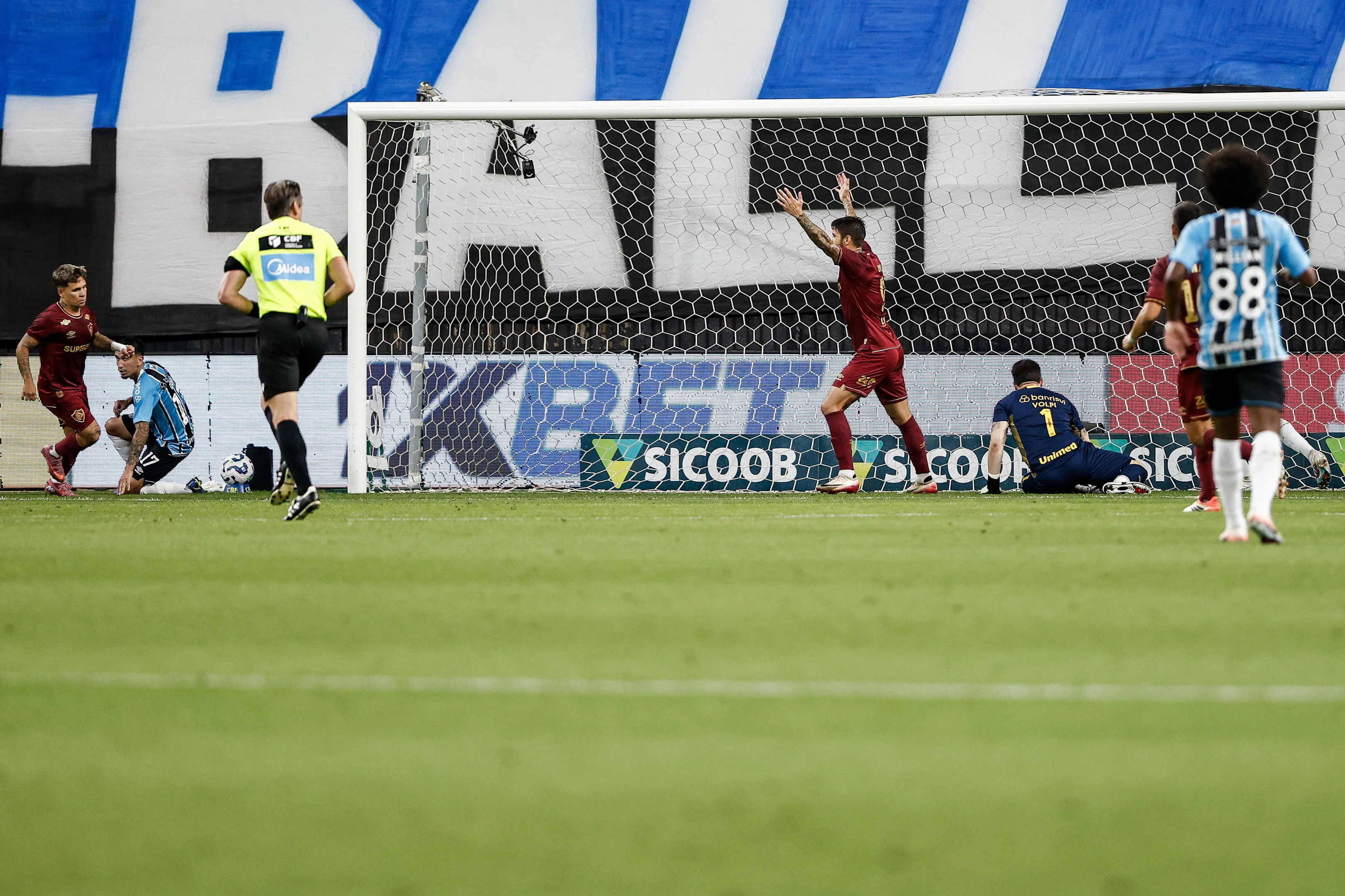Impedimento? Veja a análise do gol do Fluminense contra o Grêmio | GZH