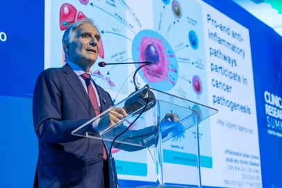 Dr. Peter Libby, professor da Harvard Medical School e médico do Brigham and Women's Hospital, reconhecido como um dos mais influentes cardiologistas do mundo. Com uma trajetória dedicada ao estudo da inflamação e da aterosclerose, o Dr. Libby é referência global na produção de conhecimento científico de alto impacto. Ele veio a Porto Alegre para participar do Clinical Research Summit, promovido pelo Hospital Moinhos de Vento, com a Aula Magna “Inflammation – a unifying feature of many diseases”.<!-- NICAID(16097792) -->