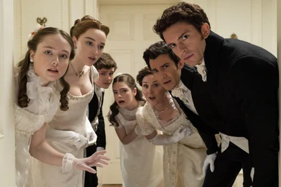 Bridgerton. (L to R) Ruby Stokes as Francesca Bridgerton, Phoebe Dyvenor as Daphne Basset, Will Tilston as Gregory Bridgerton, Florence Emilia Hunt as Hyacinth Bridgerton, Ruth Gemmell as Lady Violet Bridgerton, Luke Thompson as Benedict Bridgerton, Jonathan Bailey as Anthony Bridgerton in episode 201 of Bridgerton. Cr. Liam Daniel/Netflix Â© 2022<!-- NICAID(15031336) -->