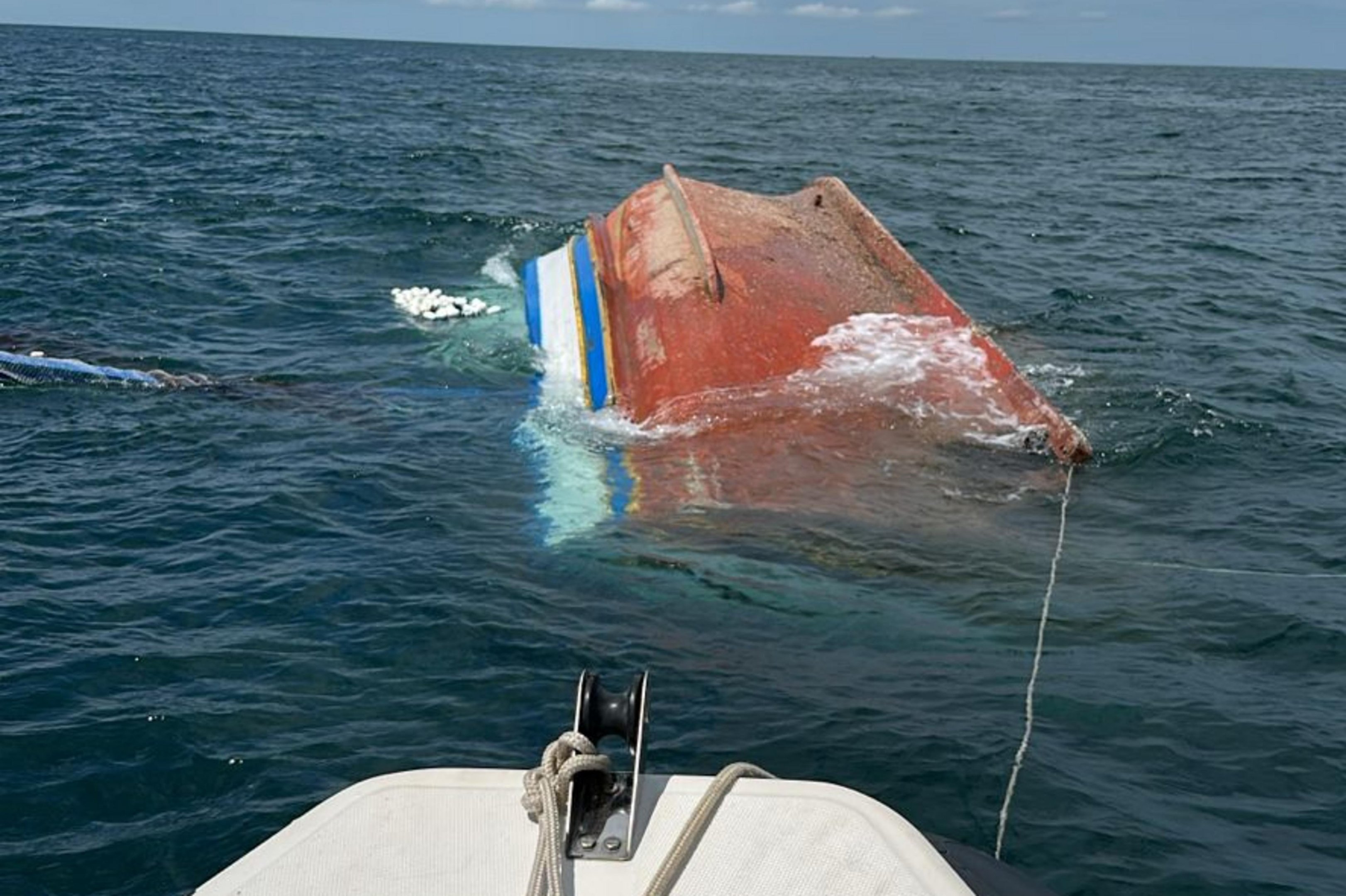 Sobrevivente de naufr&aacute;gio &eacute; encontrado agarrado &agrave; porta de geladeira ap&oacute;s passar horas &agrave; deriva em SC; veja v&iacute;deo