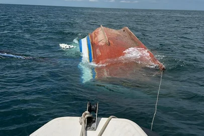 Corpo de Bombeiros de Santa Catarina / Divulgação Náufrago é resgatado após passar horas agarrado a porta de uma geladeira<!-- NICAID(16203507) -->