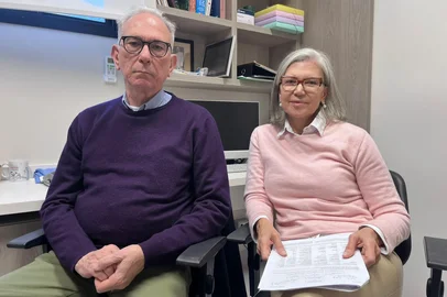 Pesquisa realizada pelo Grupo Hospitalar Conceição (GHC), em Porto Alegre, mostrou que grande parte dos casos notificados como leptospirose que chegaram à instituição na enchente de 2024 não se confirmaram. Entre os pesquisadores estão Marineide Gonçalves de Melo e Breno Riegel. <!-- NICAID(16099300) -->