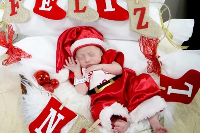 No Hospital Geral, o ensaio fofura clicou os bebês que estão na UTI, conduzido pela fotografa Andreia Boff Seron. Os trajes tiveram a confecção do Criare Atelie. Organizada pelas equipes da UTI Neonatal e de Comunicação e Marketing, a ação reuniu onze bebês do hopital.(Andreia Boff Seroni/Oficina da Photo)<!-- NICAID(15632984) -->