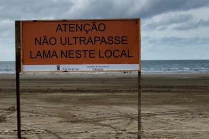 Placas instaladas na Praia do Cassino para restringir circulação de veículos e pessoas por causa da lama