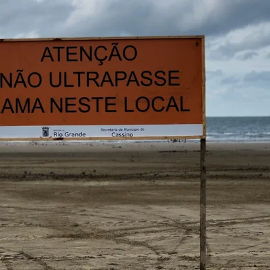 Placas instaladas na Praia do Cassino para restringir circulação de veículos e pessoas por causa da lama