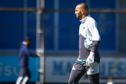 O goleiro Weverton participa de treino do Grêmio no CT Luiz Carvalho.<!-- NICAID(16283832) -->