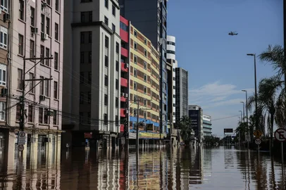 PORTO ALEGRE, RS, BRASIL - 2024.05.06 - Centro de Porto Alegre Sitiado. Durante quase duas horas, equipe de GZH percorreu de bote as principais ruas e avenidas do centro de Porto Alegre. (Foto: André Ávila/ Agência RBS)Indexador: Andre Avila<!-- NICAID(15756790) -->