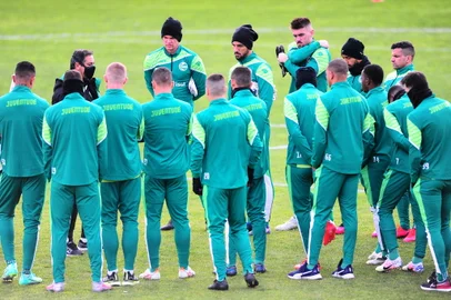 CAXIAS DO SUL, RS, BRASIL, 20/07/2021. Juventude x Cruzeiro-Poa, jogo-treino realizado no Centro de Formação de Atletas Cidadãos (CFAC). Na foto, técnico Marquinhos Santos conversando com jogadores. (Porthus Junior/Agência RBS)<!-- NICAID(14839907) -->