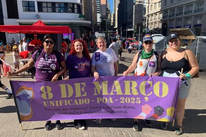 O Dia Internacional da Mulher teve concentração, manifestações e marcha no Centro Histórico de Porto Alegre. Neste sábado (8), dezenas de pessoas se reuniram no Largo Glênio Peres, junto ao Mercado Público, para denunciar os variados tipos de violência de gênero.<!-- NICAID(15991246) -->