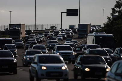 Porto Alegre, RS, Brasil, 27-02-2025: Trânsito na freeway na saída de Porto Alegre. Trecho próximo ao posto da PRF. Foto: Renan Mattos / Agência RBS<!-- NICAID(15986340) -->
