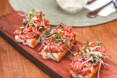 La Ragazza, steak tartar, tartar, carne crua, porto alegre, destemperados, bruschetta<!-- NICAID(15951443) -->