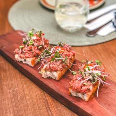 La Ragazza, steak tartar, tartar, carne crua, porto alegre, destemperados, bruschetta<!-- NICAID(15951443) -->