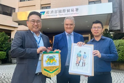 Néspolo entrega presentes a integrantes do Ministério da Economia de Taiwan<!-- NICAID(16002155) -->