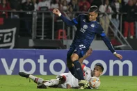 Talleres' Colombian midfielder Juan Camilo Portilla (top) and Sao Paulo's defender Igor Vinicius fight for the ball during the Copa Libertadores group stage second leg football match between Brazil's Sao Paulo and Argentina's Talleres at the Morumbi Stadium in Sao Paulo, Brazil, on May 29, 2024. (Photo by NELSON ALMEIDA / AFP)Editoria: SPOLocal: Sao PauloIndexador: NELSON ALMEIDASecao: soccerFonte: AFPFotógrafo: STF<!-- NICAID(15952723) -->