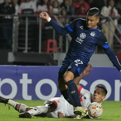 Talleres' Colombian midfielder Juan Camilo Portilla (top) and Sao Paulo's defender Igor Vinicius fight for the ball during the Copa Libertadores group stage second leg football match between Brazil's Sao Paulo and Argentina's Talleres at the Morumbi Stadium in Sao Paulo, Brazil, on May 29, 2024. (Photo by NELSON ALMEIDA / AFP)Editoria: SPOLocal: Sao PauloIndexador: NELSON ALMEIDASecao: soccerFonte: AFPFotógrafo: STF<!-- NICAID(15952723) -->