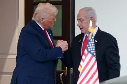 WASHINGTON, DC - APRIL 07: U.S. President Donald Trump (L) bids farewell to Israeli Prime Minister Benjamin Netanyahu as he leaves the White House after a meeting on April 07, 2025 in Washington, DC. President Trump was meeting with Netanyahu to discuss ongoing efforts to release Israeli hostages from Gaza and newly imposed U.S. tariffs.   Alex Wong/Getty Images/AFP (Photo by ALEX WONG / GETTY IMAGES NORTH AMERICA / Getty Images via AFP)<!-- NICAID(16012148) -->