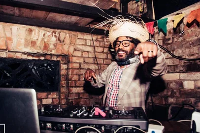 O DJ Mono se apresenta neste sábado, no encerramento da programação alusiva ao Dia Nacional do Imigrante, que ocorre em Caxias, no Monumento ao Imigrante. E, domingo, na festa junina que ocorre no Centro de Cultura Ordovás.<!-- NICAID(15799415) -->