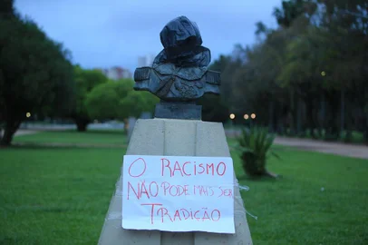 PORTO ALEGRE,RS,BRASIL.2021,09,21.Protesto em busto no Parque da Redenção, contra o racismo.(RONALDO BERNARDI/AGENCIA RBS).<!-- NICAID(14894512) -->