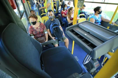 PORTO ALEGRE,MRS,BRASIL.2022,02,15.Primeira viagem de ônibus sem cobrador,da linha 7052, muitos passageiros estranharam e sentiram a falta do cobrador, e alguns comentavam entre si que cobrador fantasma, o motoritas Claudir Balestrin, ha 40 ano motorista se virou nos trinta, recebendo e dando troco para os passageiros.(RONALDO BERNARDI/AGENCIA RBS).<!-- NICAID(15016804) -->