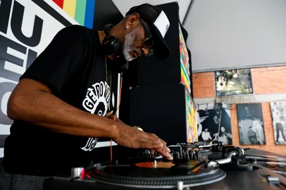 PORTO ALEGRE, RS, BRASIL, 06.05.2025: O Dj Ge Powers conta sua trajetoria na black music brasileira. Foto: Camila Hermes/Agencia RBS<!-- NICAID(16033793) -->
