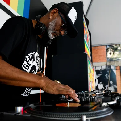 PORTO ALEGRE, RS, BRASIL, 06.05.2025: O Dj Ge Powers conta sua trajetoria na black music brasileira. Foto: Camila Hermes/Agencia RBS<!-- NICAID(16033793) -->