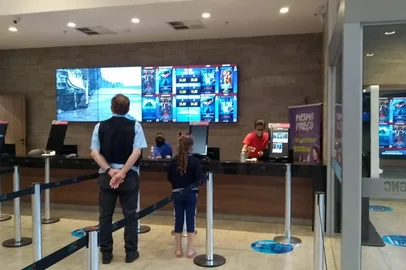 Após sete meses, cinemas são reabertos em Caxias do Sul. Acompanhamos o primeiro dia de atividades no GNC Cinemas, no shopping Villagio Caxias.<!-- NICAID(14623456) -->