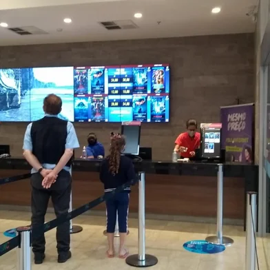 Após sete meses, cinemas são reabertos em Caxias do Sul. Acompanhamos o primeiro dia de atividades no GNC Cinemas, no shopping Villagio Caxias.<!-- NICAID(14623456) -->