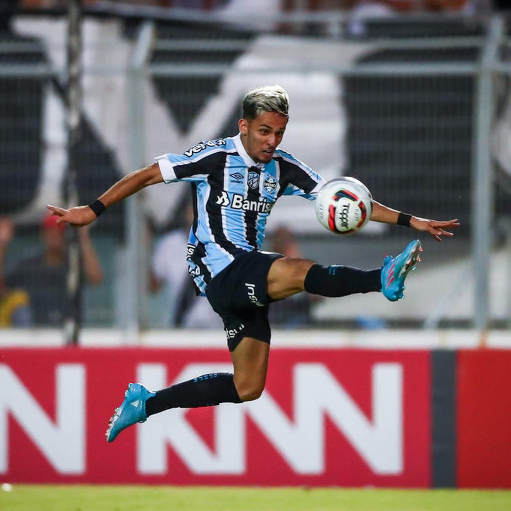 Biel revela que o banco de reservas do Guarani pediu que chegassem na maldade contra os jogadores do Grêmio