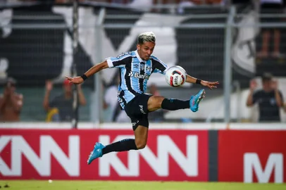 Gremio x Ponte PretaFUTEBOL/CAMPEONATO BRASILEIRO 2022 /GREMIO X PONTE PRETA - ESPORTES - Meia-atacante Gabriel Teixeira, em lance da partida entre Gremio e Ponte Preta disputada na tarde deste sabado, no Estadio Moises Lucarelli, em partida valida pela Campeonato Brasileiro 2022. FOTO: LUCAS UEBEL/GREMIO FBPAEditoria: SPOIndexador: Lucas UebelSecao: futebolFonte: Gremio.netFotógrafo: Gremio x Ponte Preta<!-- NICAID(15065585) -->