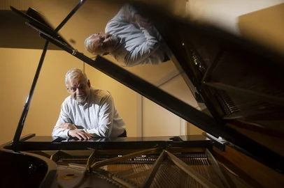 PORTO ALEGRE, RS, BRASIL, 09-09-2025: O compositor, pianista e professor gaúcho Celso Loureiro Chaves na Sala de Recital do Complexo Cultural Casa da OSPA. Ele completa 75 anos em 14 de setembro, 50 deles dedicados à música e à composição, e será homenageado pela orquestra com o concerto Estética do Frio, nesta sexta-feira (12). Foto: Mateus Bruxel/Agência RBSIndexador: MATEUS BRUXEL<!-- NICAID(16120338) -->
