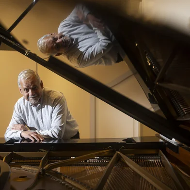 PORTO ALEGRE, RS, BRASIL, 09-09-2025: O compositor, pianista e professor gaúcho Celso Loureiro Chaves na Sala de Recital do Complexo Cultural Casa da OSPA. Ele completa 75 anos em 14 de setembro, 50 deles dedicados à música e à composição, e será homenageado pela orquestra com o concerto Estética do Frio, nesta sexta-feira (12). Foto: Mateus Bruxel/Agência RBSIndexador: MATEUS BRUXEL<!-- NICAID(16120338) -->